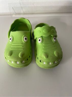 Kids Playful Green Crocodile Slip-On Sandals